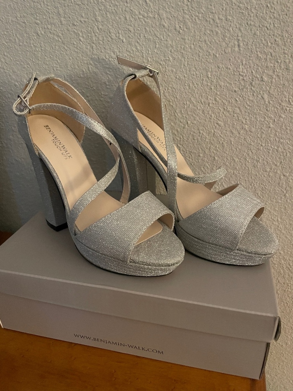 NEW IN BOX Benjamin Walk Chloe Sandals Silver Heels Size 7M